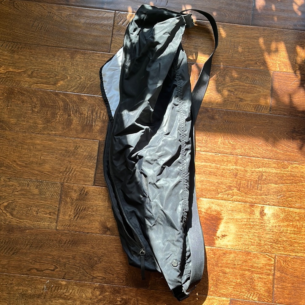 Lululemon yoga mat bag black with 3 pockets and strap